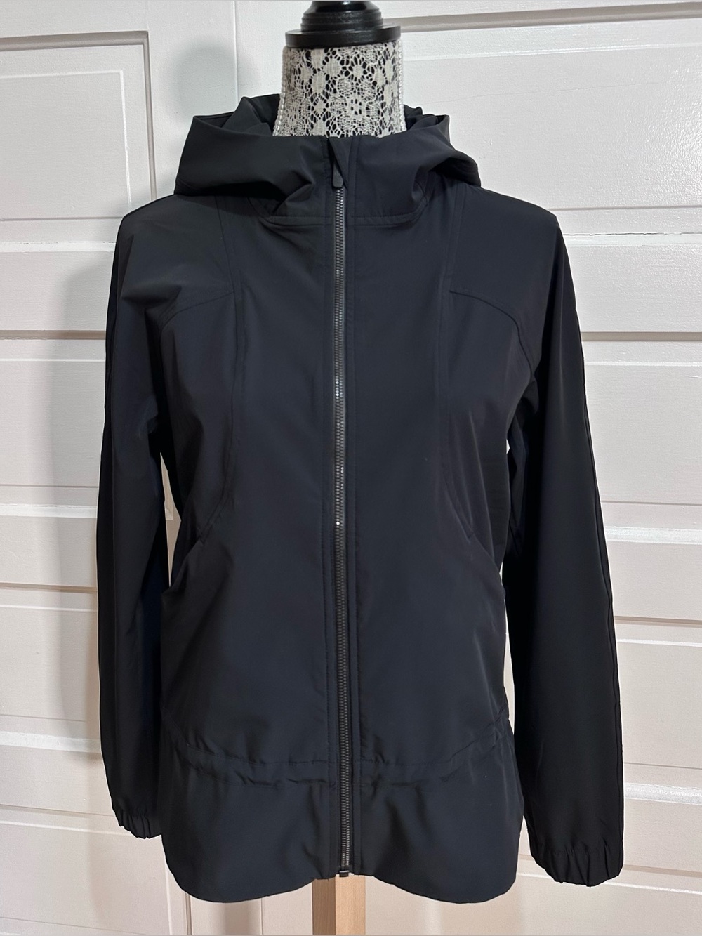 Lululemon Pack It Up Jacket Size 6 Black Waterproof Packable $148